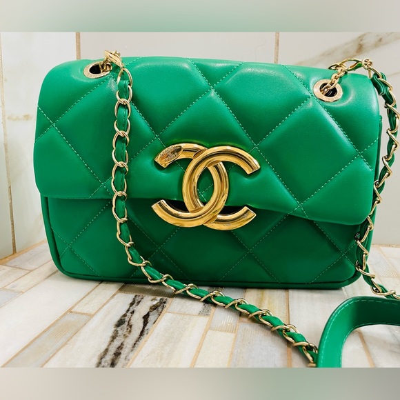 ✨ Designer Style Quilted Green Shoulder Bag – Gold Chain Detail ✨ - Picture 10 of 16